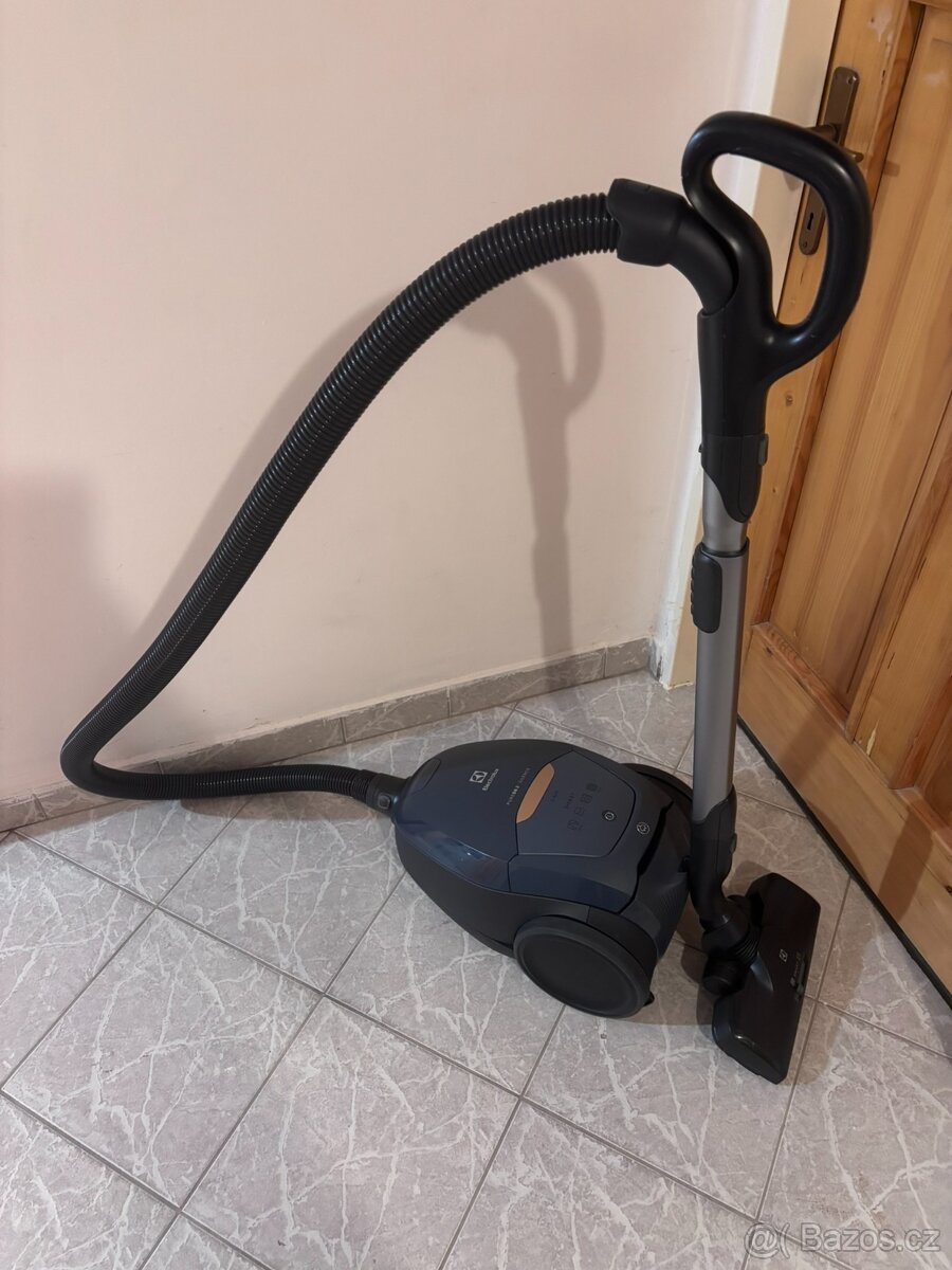 VYSAVAČ Electrolux Pure D8.2 PD82-8DB modrý - 6