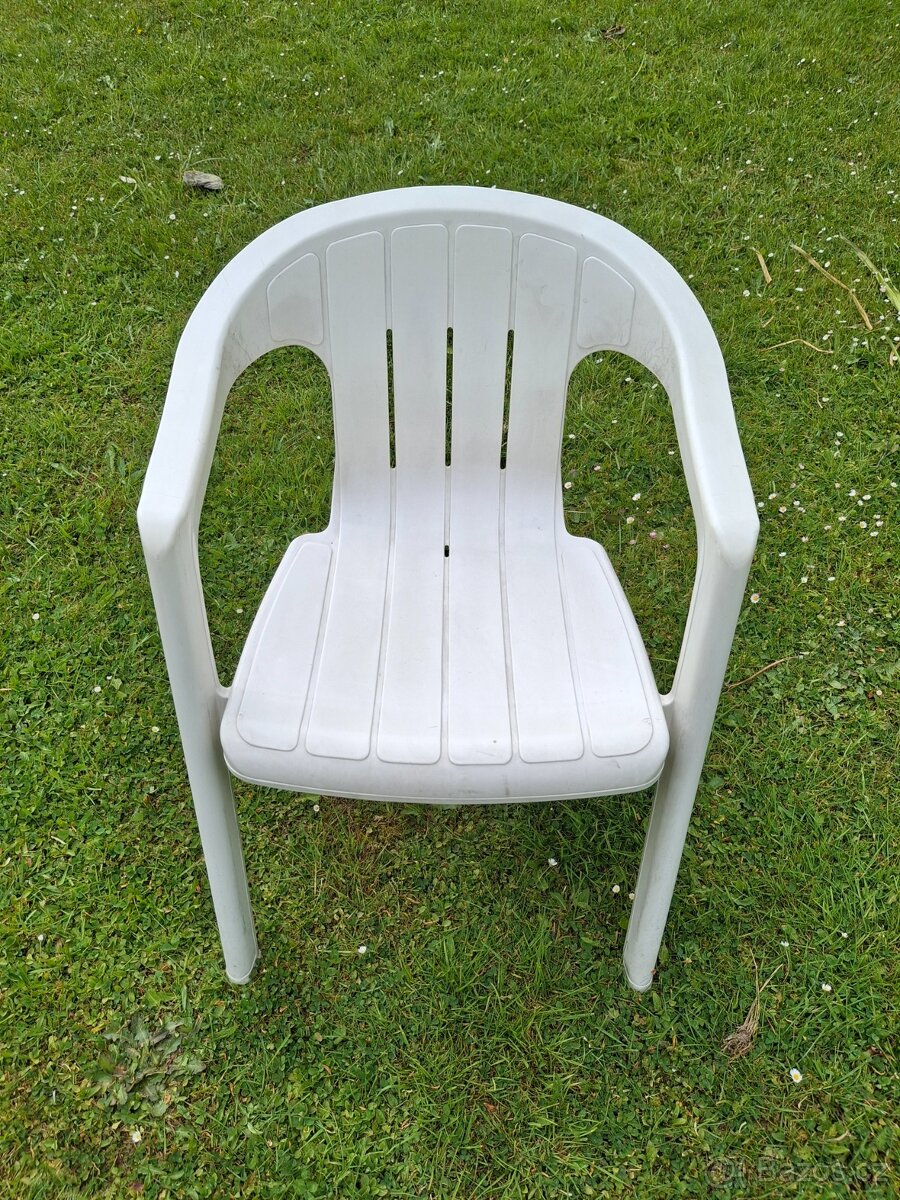 6 židlí, křesel, stůl plast - 6