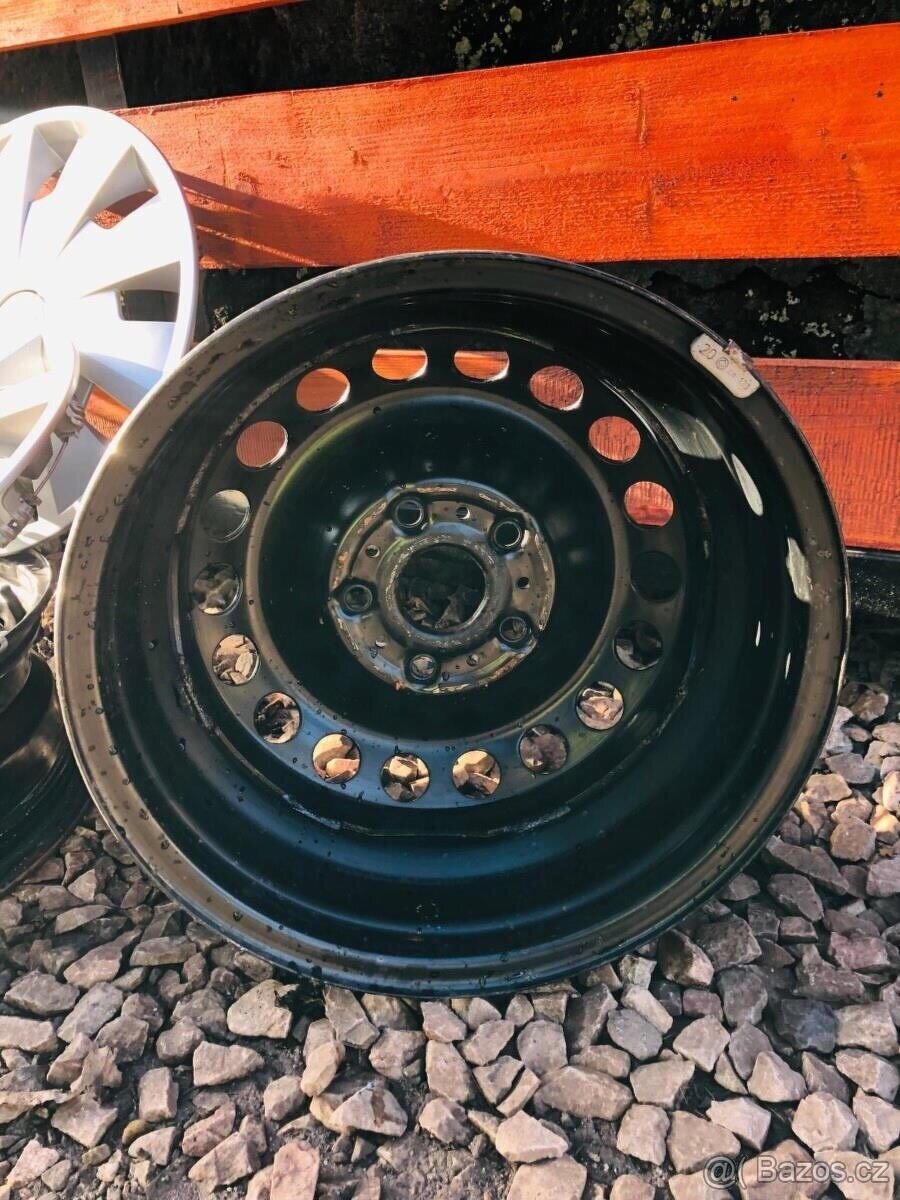 5x112 R15’ plechové disky a originál poklice SEAT - 6