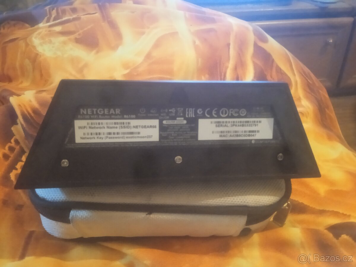 Router Netgear R6100 a Router TP Link Archera MR200 - 6