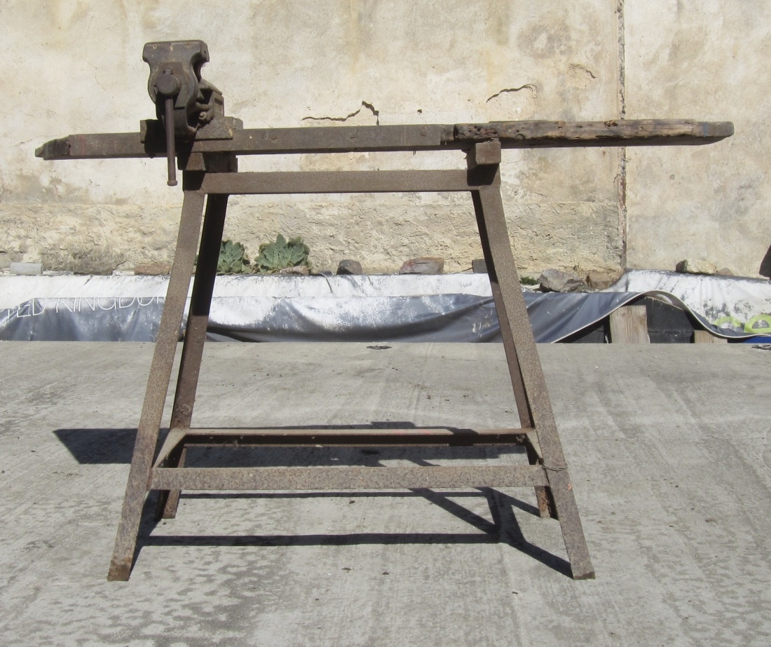 Starý dílenský ponk se svěrákem - 6