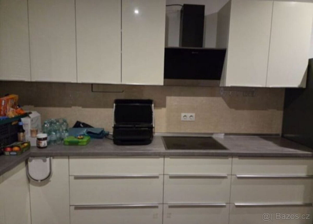 Moderní lesklá kuchyňská linka se spotřebiči,5705 - 6