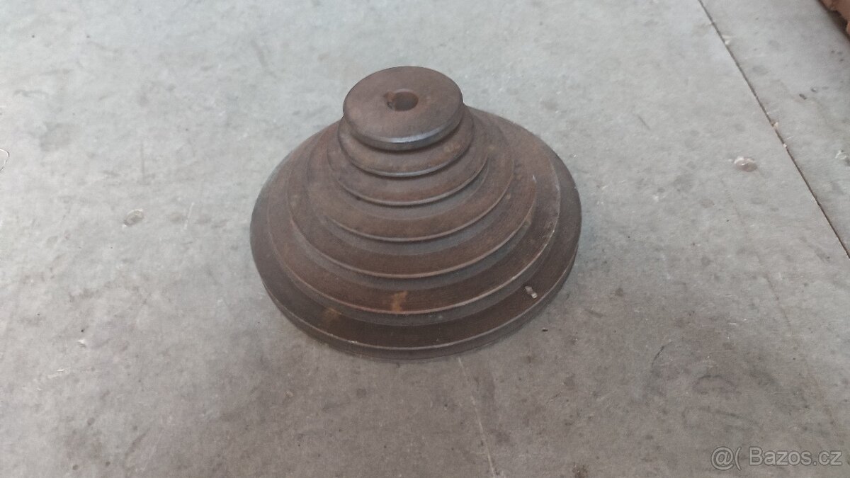 Malá litinová stojanová vrtačka tovární výroby - 6