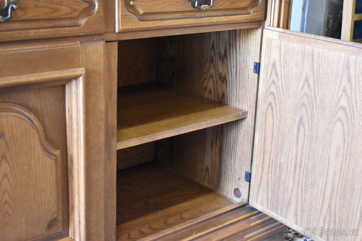 Dvoudveřová vitrína - 6