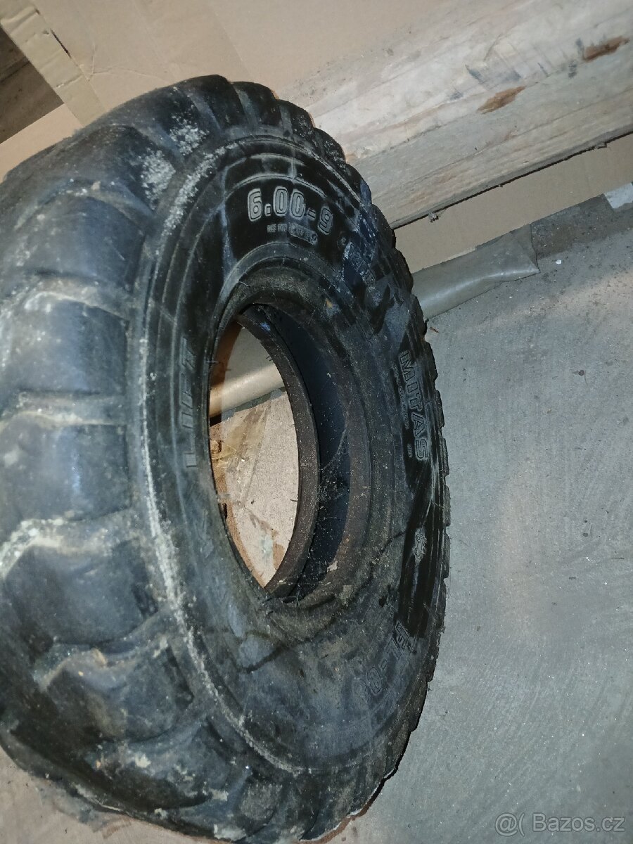 Prodám kolečka 4.00-8, 6.00-9,kovové okna - 6