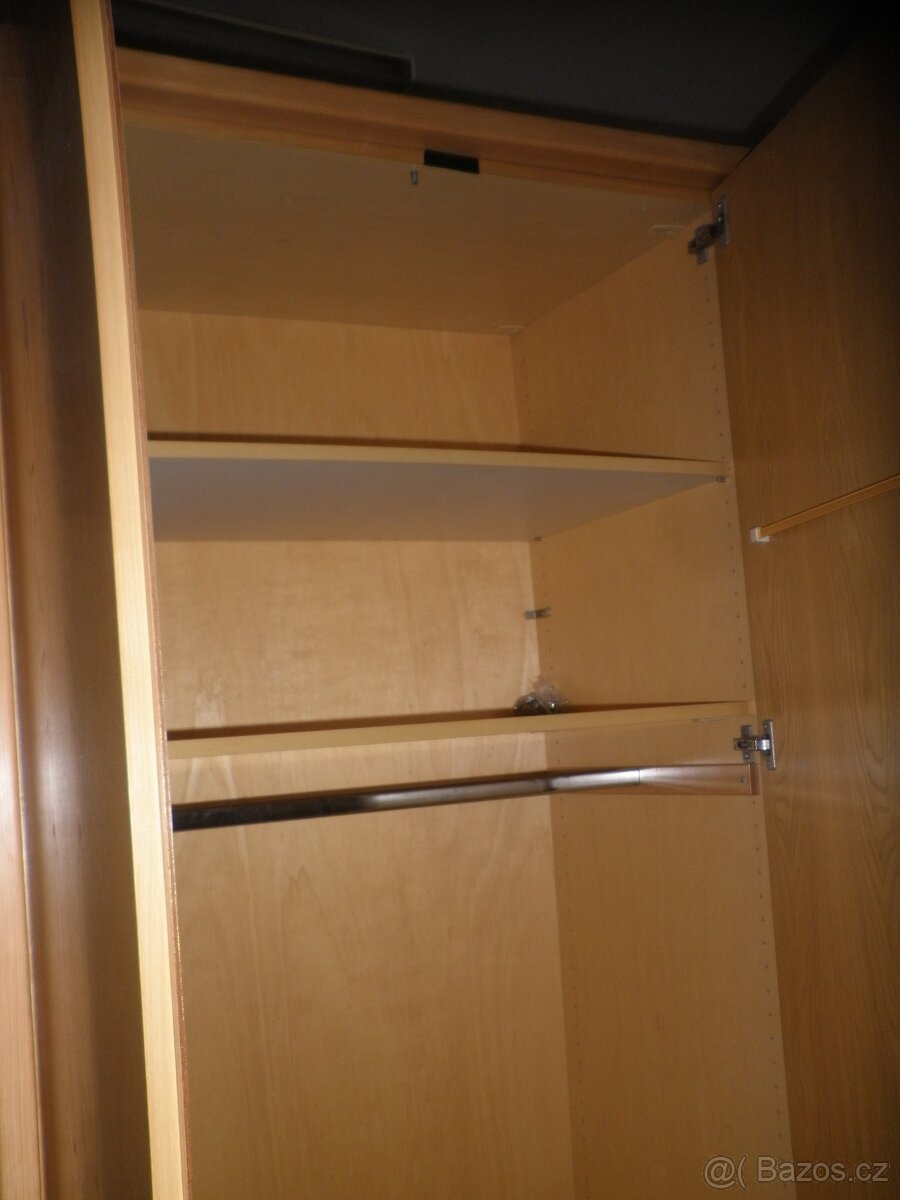 Velká pevná šatní skříň - 6