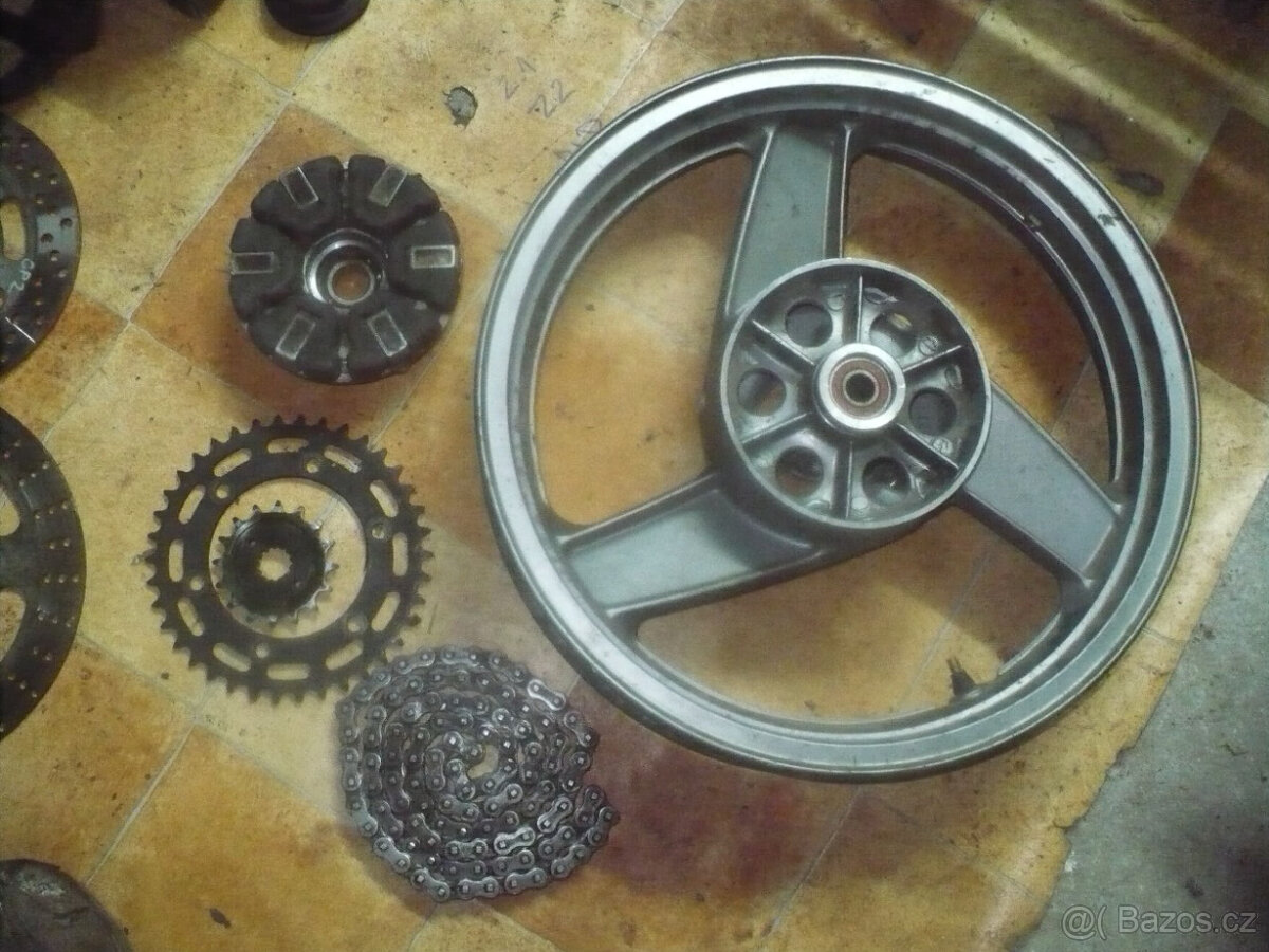 Kawasaki GPZ 500 r. 95 díly - 6