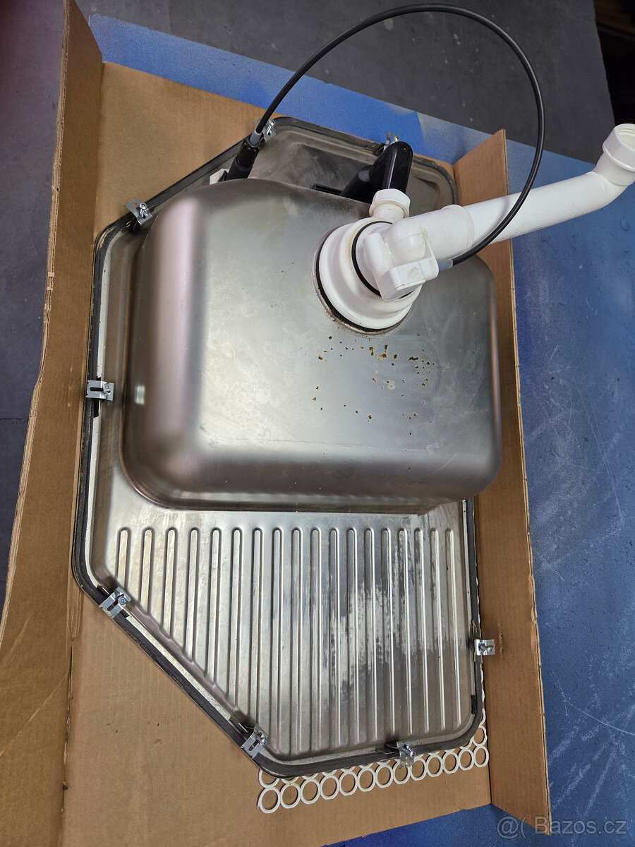 rohový nerez dřez s baterií - 6