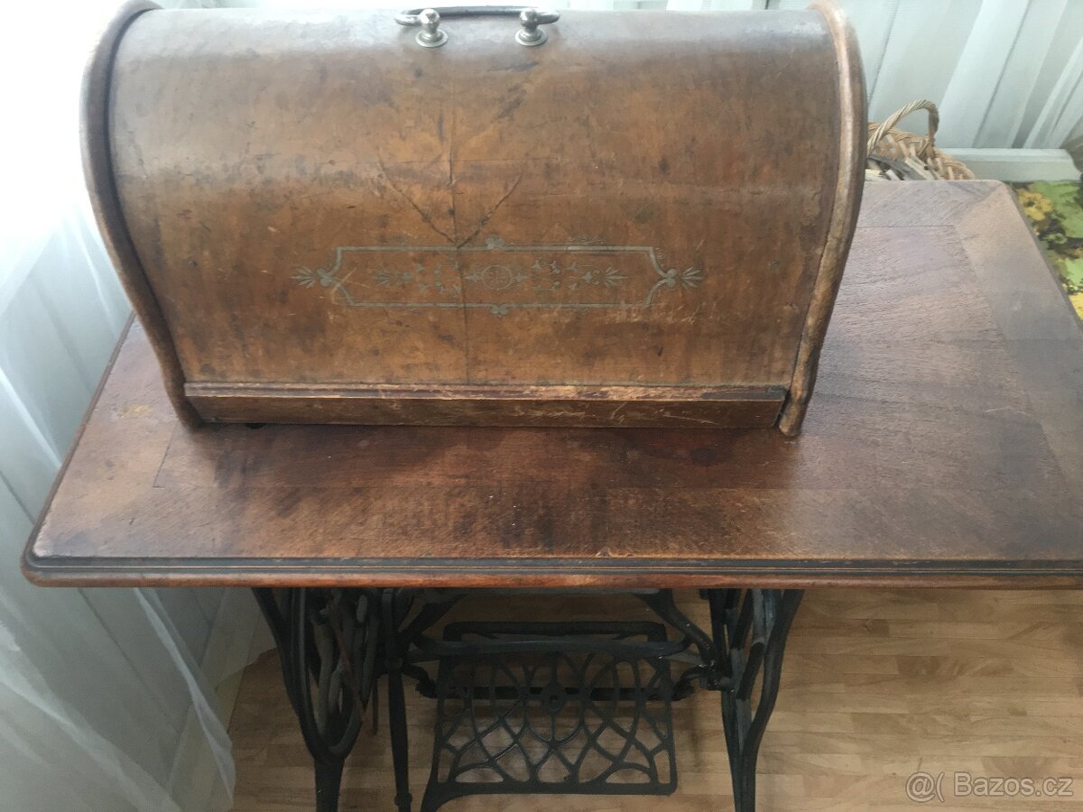 STAROŽITNÝ. ŠICÍ STROJ. zn. ROYAL - 6