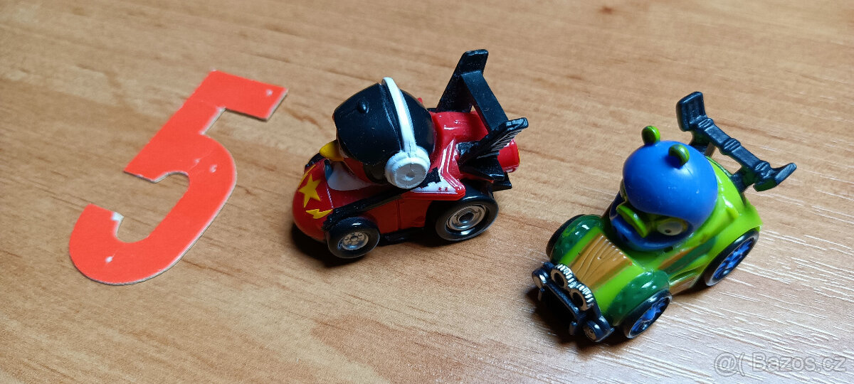 Engry Birds - postavičky ptáků a prasat v autíčkách - 6