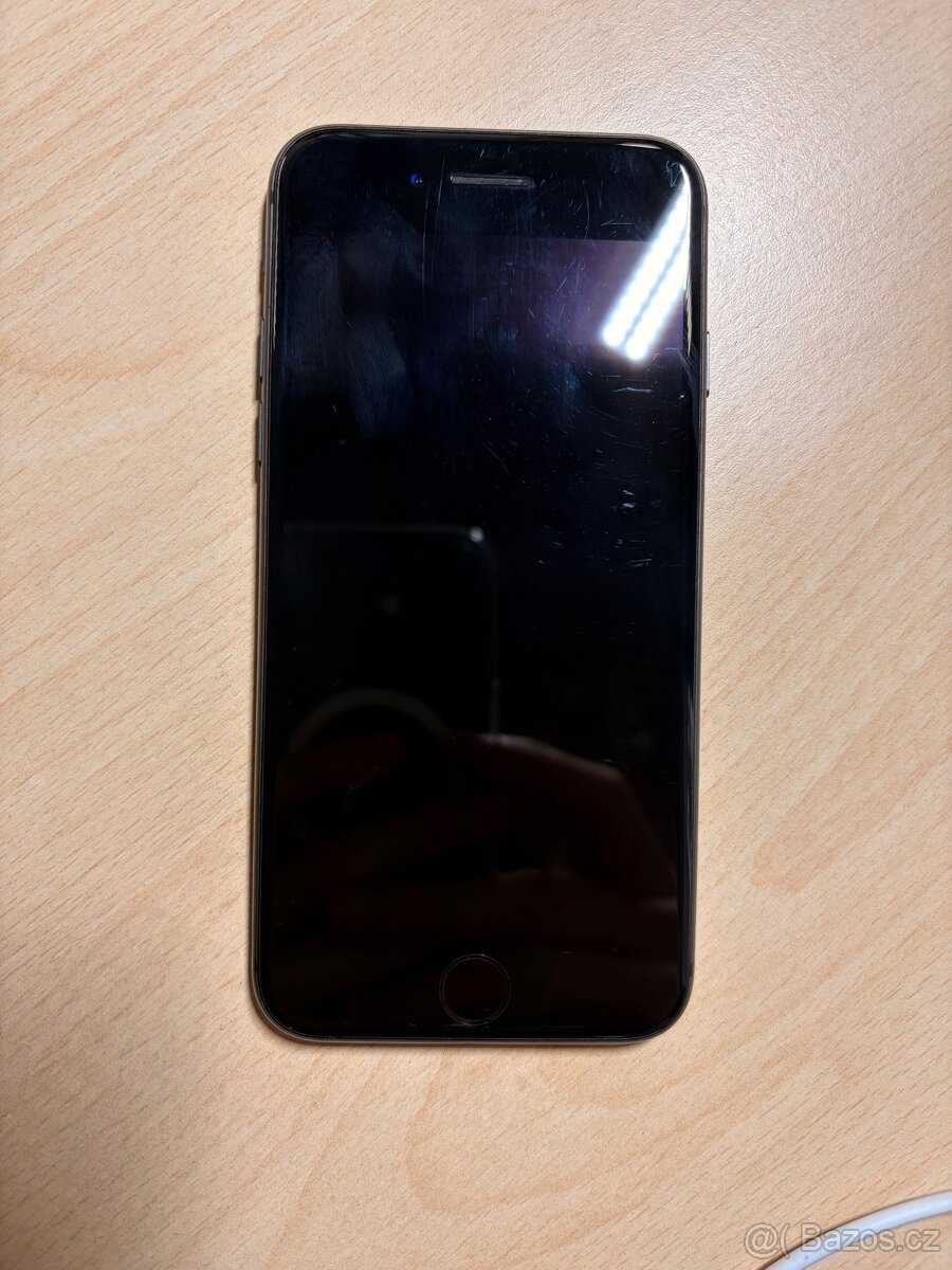 iPhone 8 64GB + originál příslušenství - 6