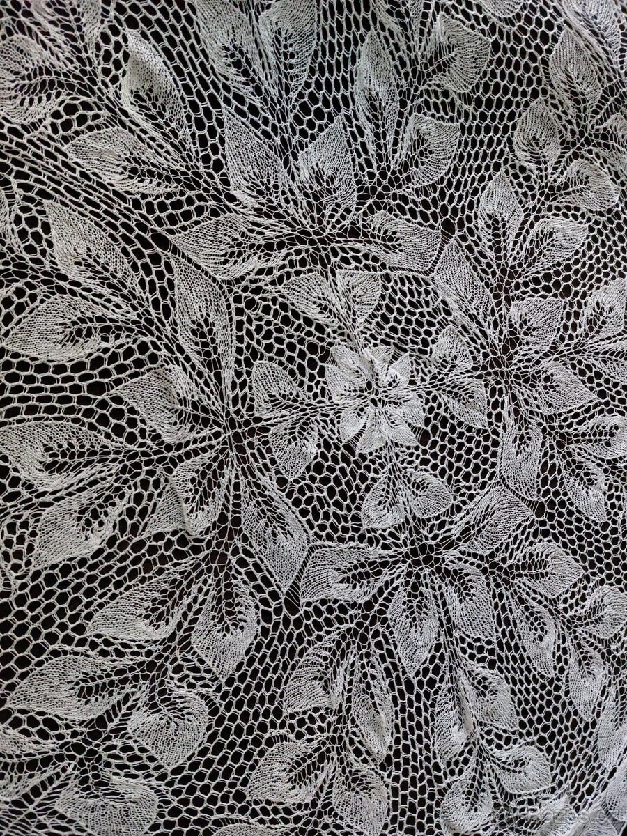 Ručně háčkované ubrusy v bílé a krémové barvě - 6