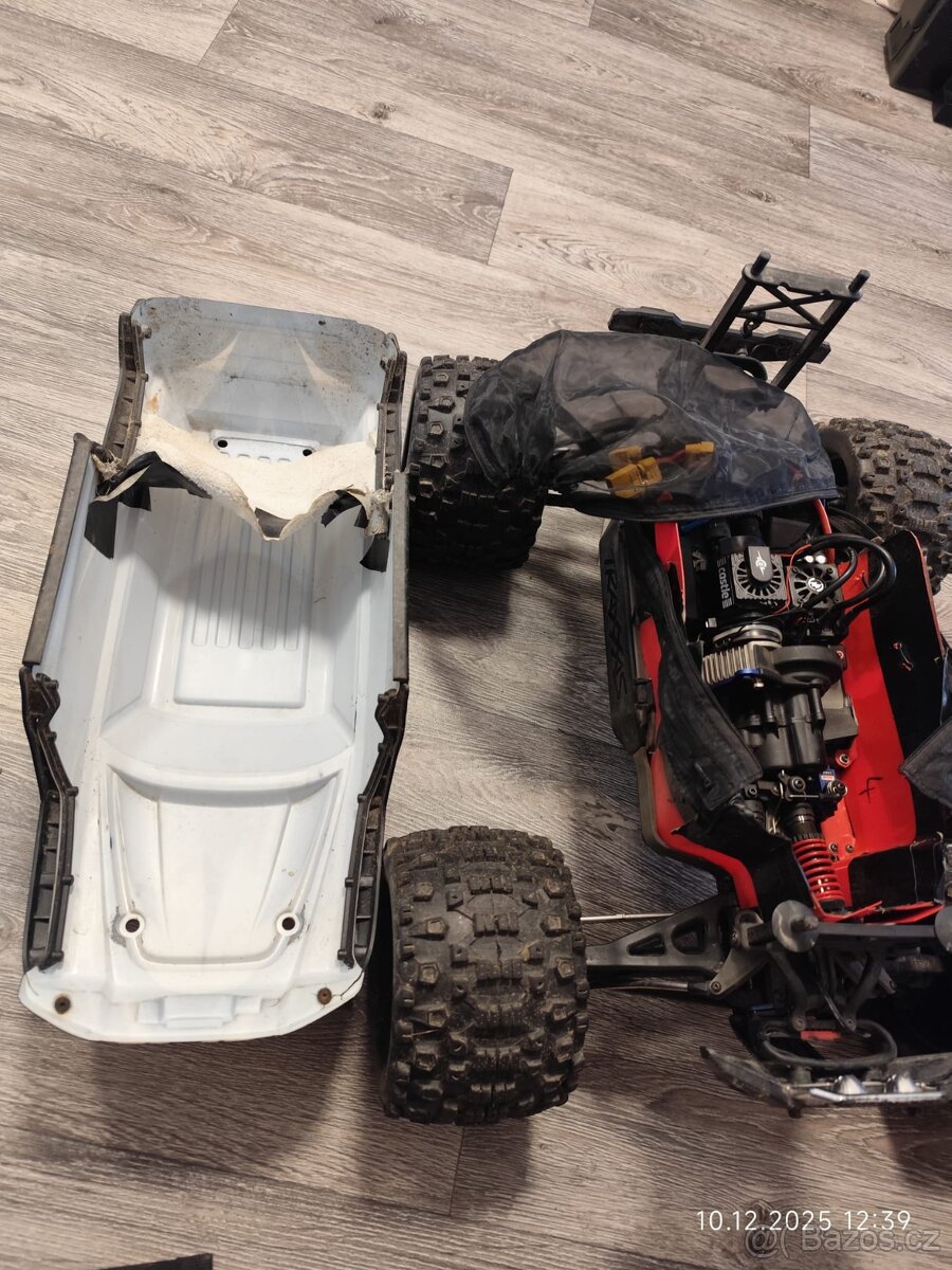 Prodám RC model Traxxas Summit 1:8 - 6