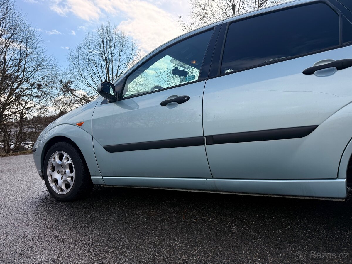 Ford Focus r. 2004 - 6