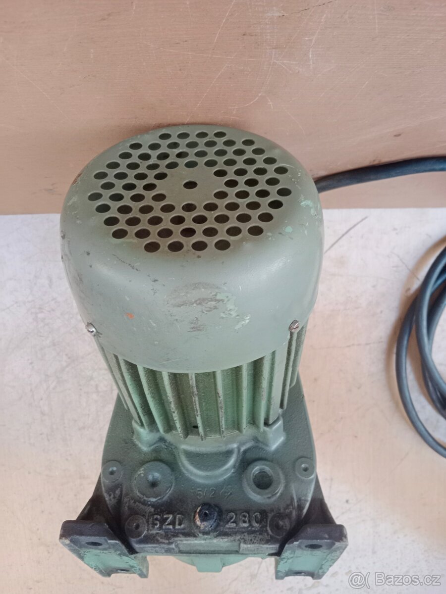 Elektromotor s převodovkou.40 ot/min. - 6