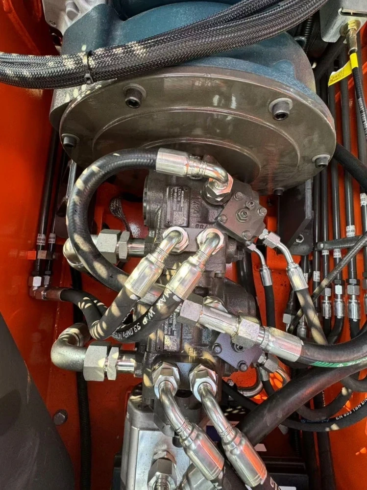 Predám tento Profesionálny pásový mininakladač KIMA K1050 - 6