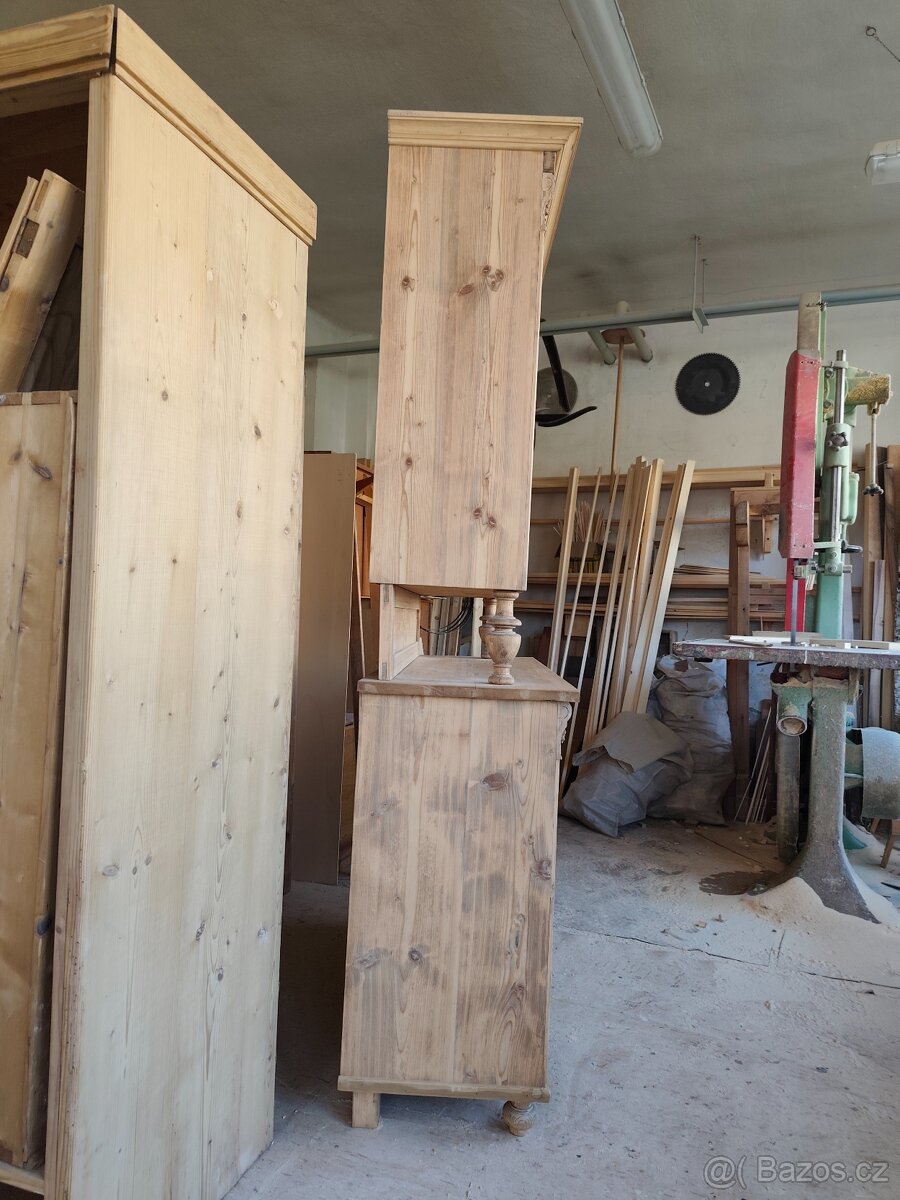 STARÝ SLOUPKOVÝ KREDENC - 6