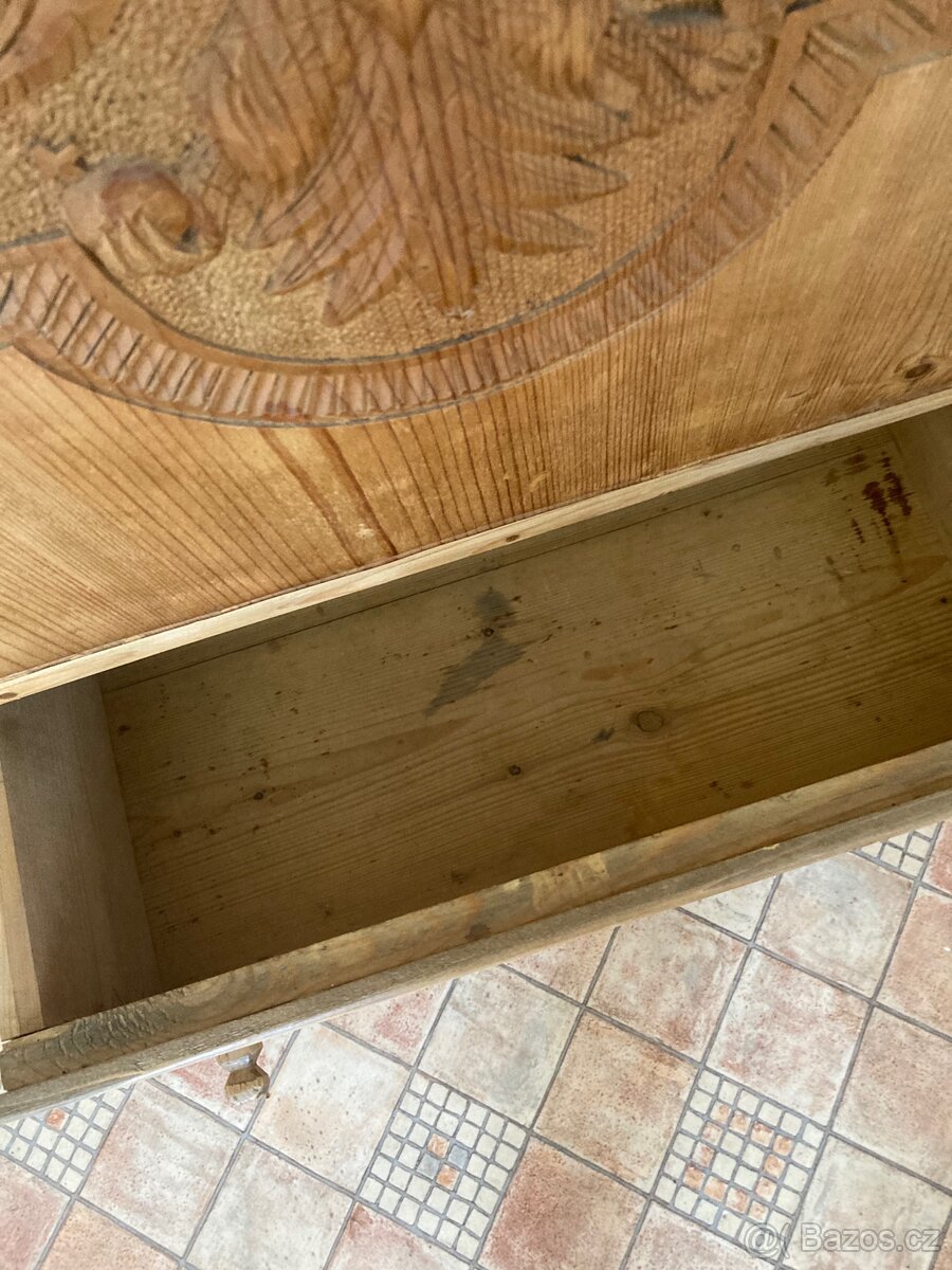 Prodám starožitnou vyřezávanou skříň z roku 1876 - 6