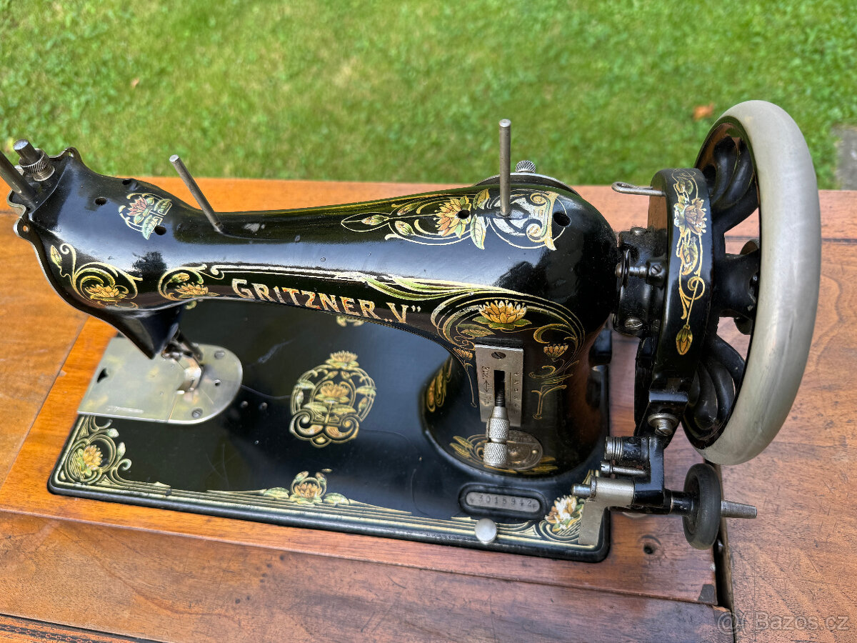 Robustní litinový šicí stroj Gritzner „V“ z roku 1920 - 6