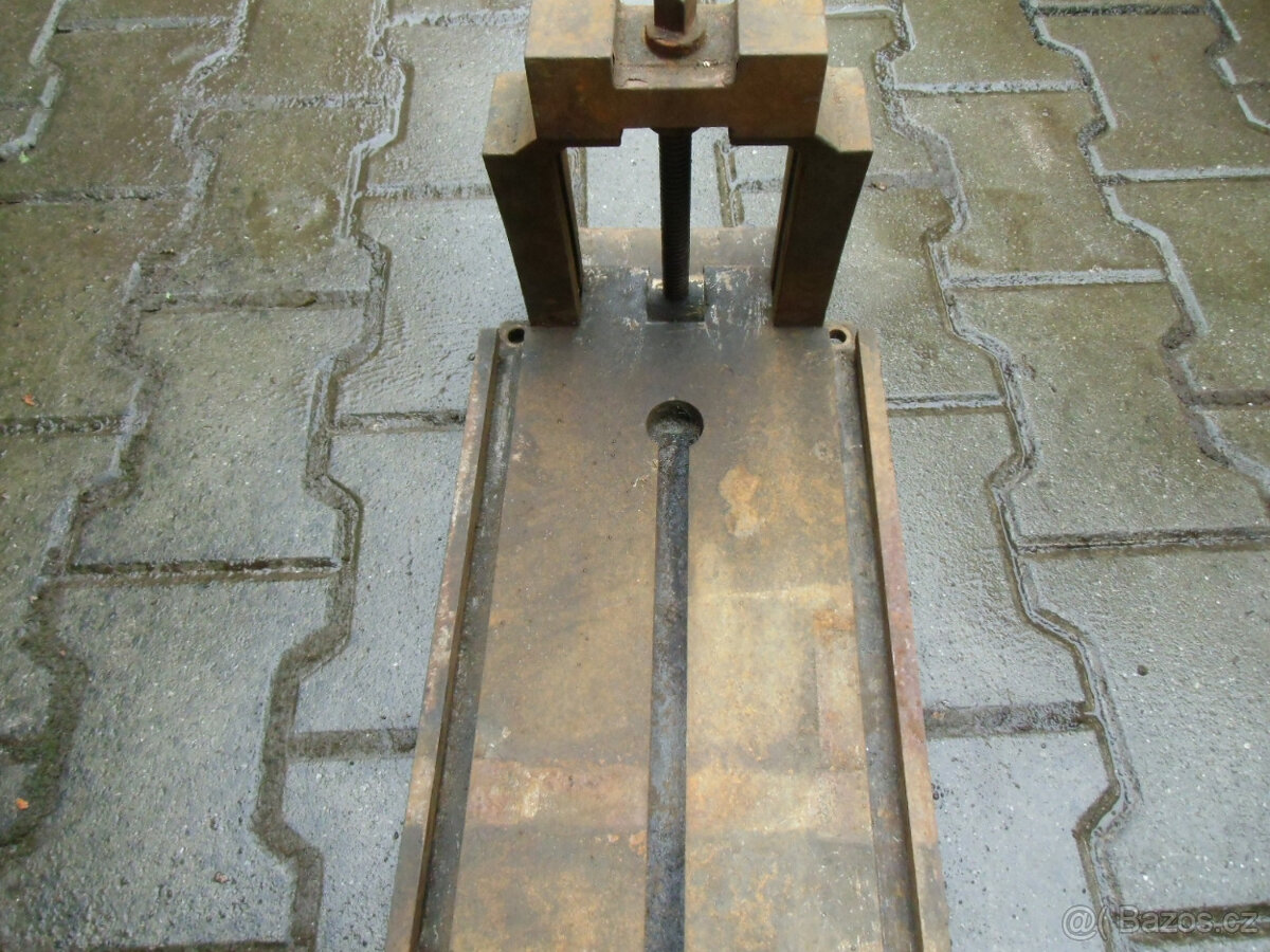 Naklápěcí upínací stůl s drážkami. - 6