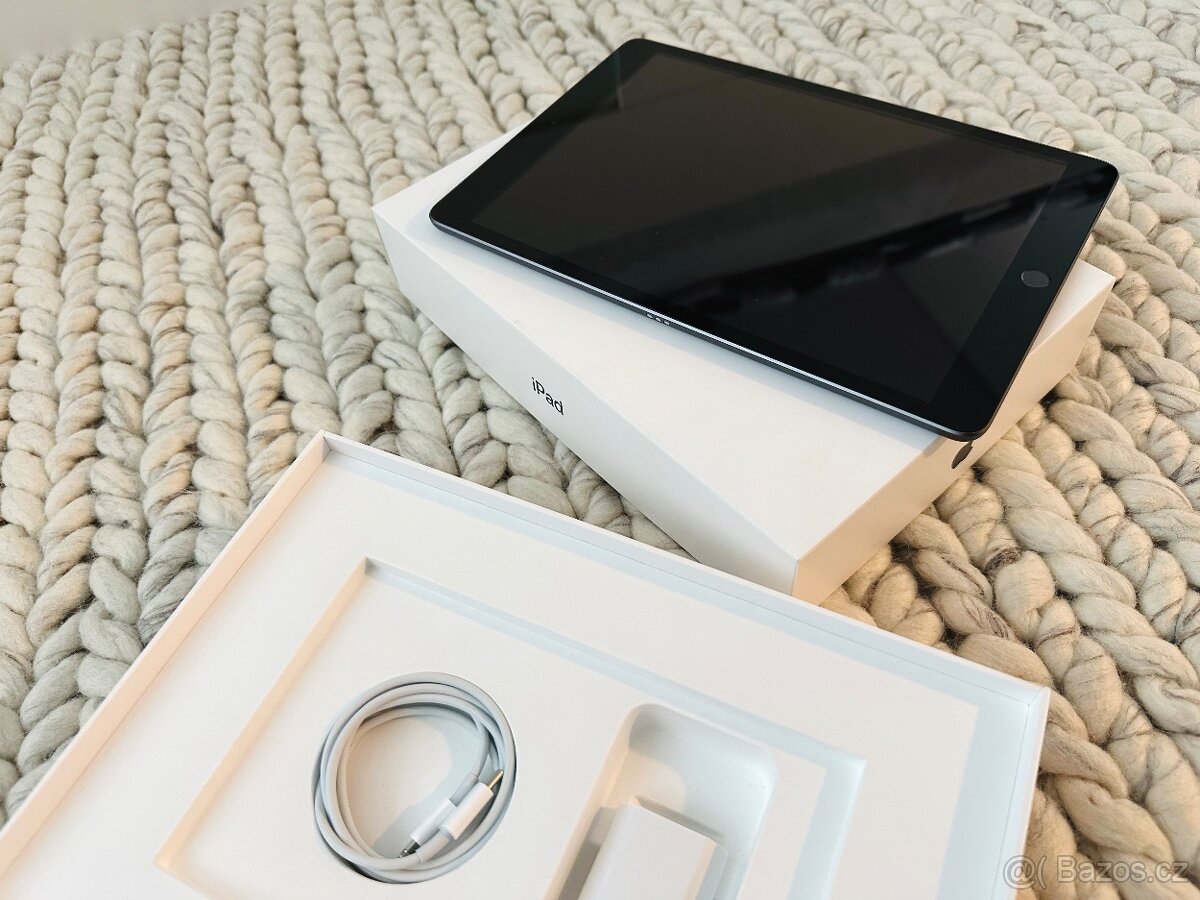 Apple iPad 8 128GB Space Gray - 6