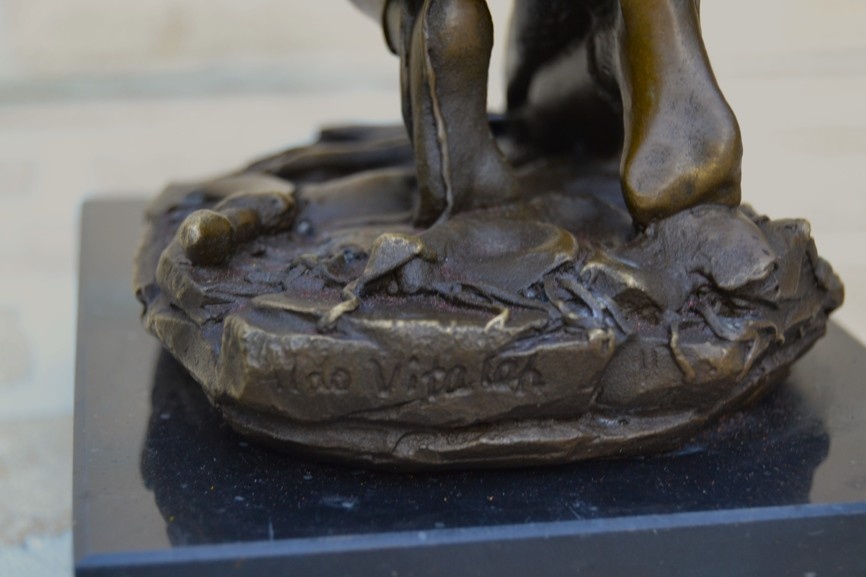 Bronzová socha - KLEČÍCÍ INDIÁNKA - 6