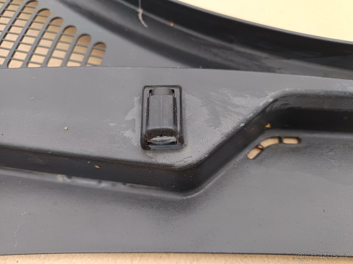 Prodám. Plastový kryt pod stěrače - torpédo Škoda Octavia 3 - 6