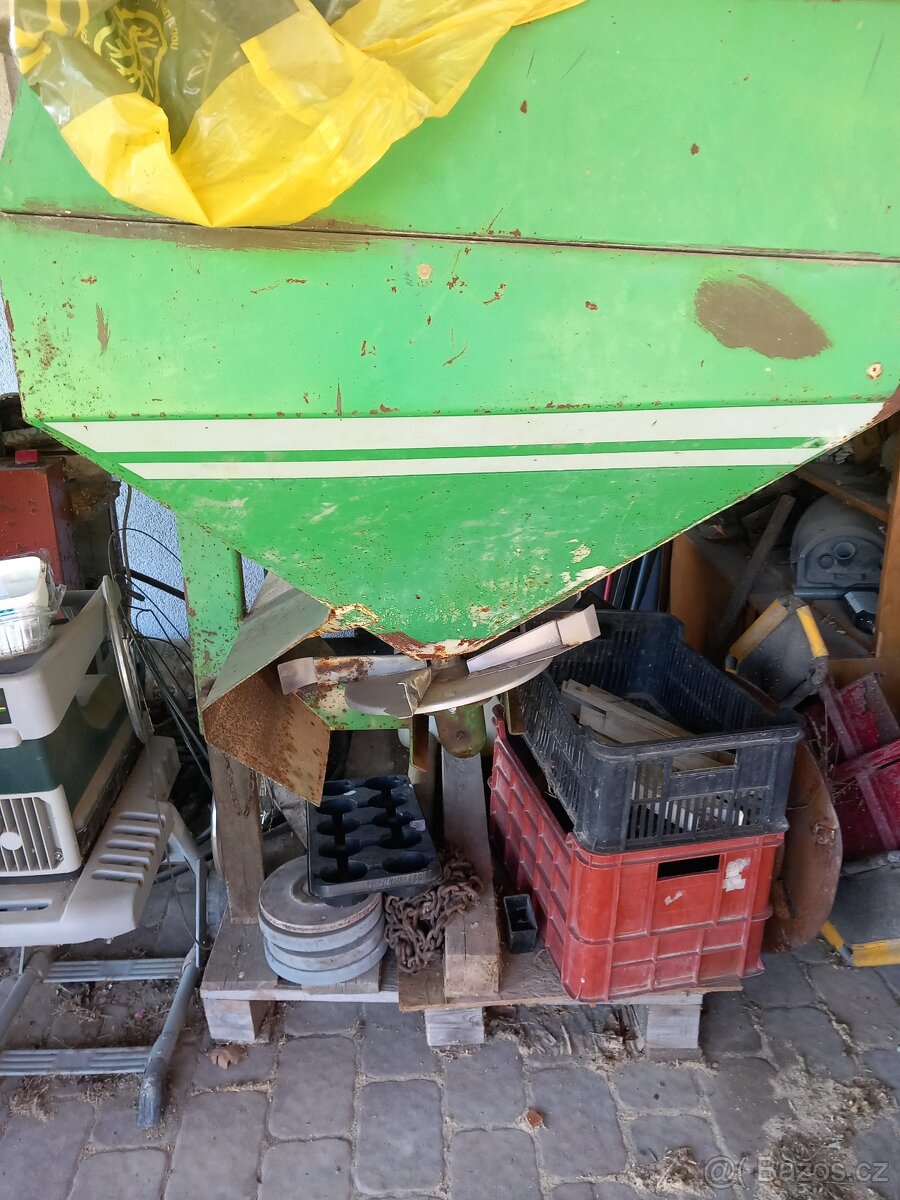 DVOUROTOROVÉ ROZMETADLO PRŮMYSLOVÝCH HNOJIV - 6