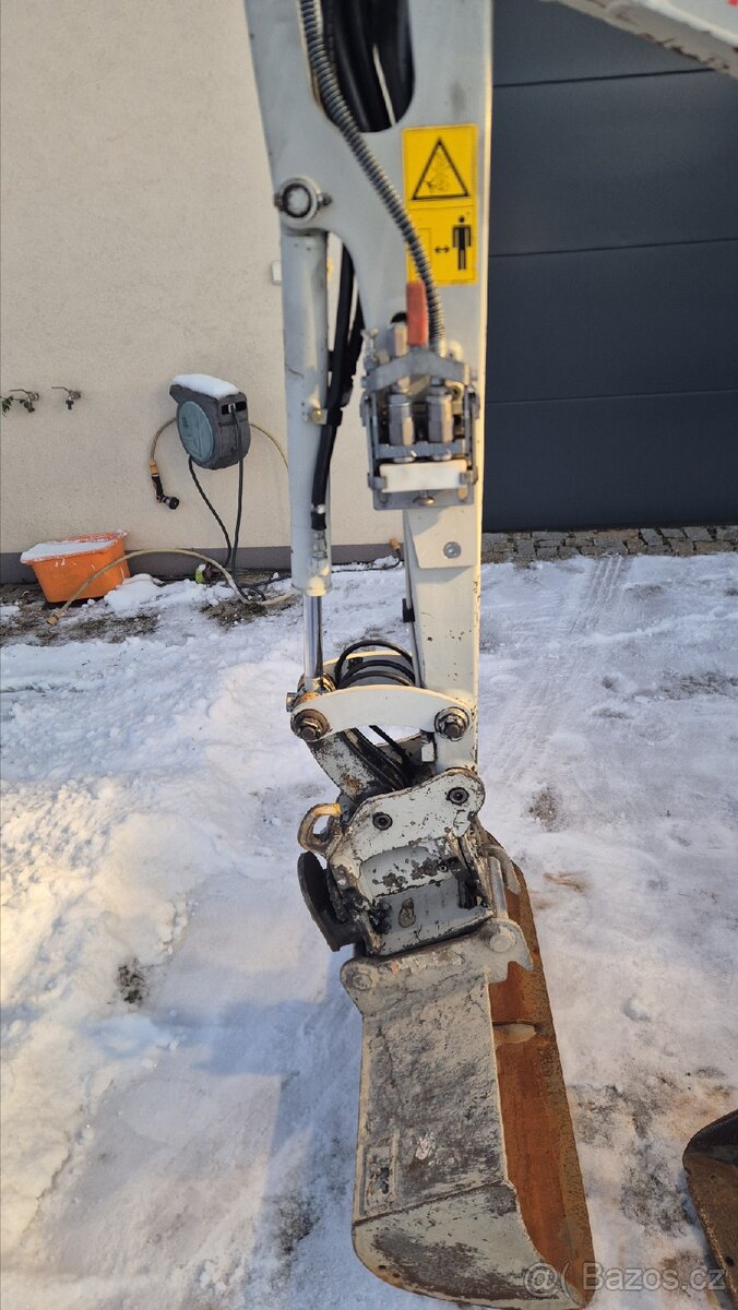 Minibagr Takeuchi TB216 V4 powertilt - 6