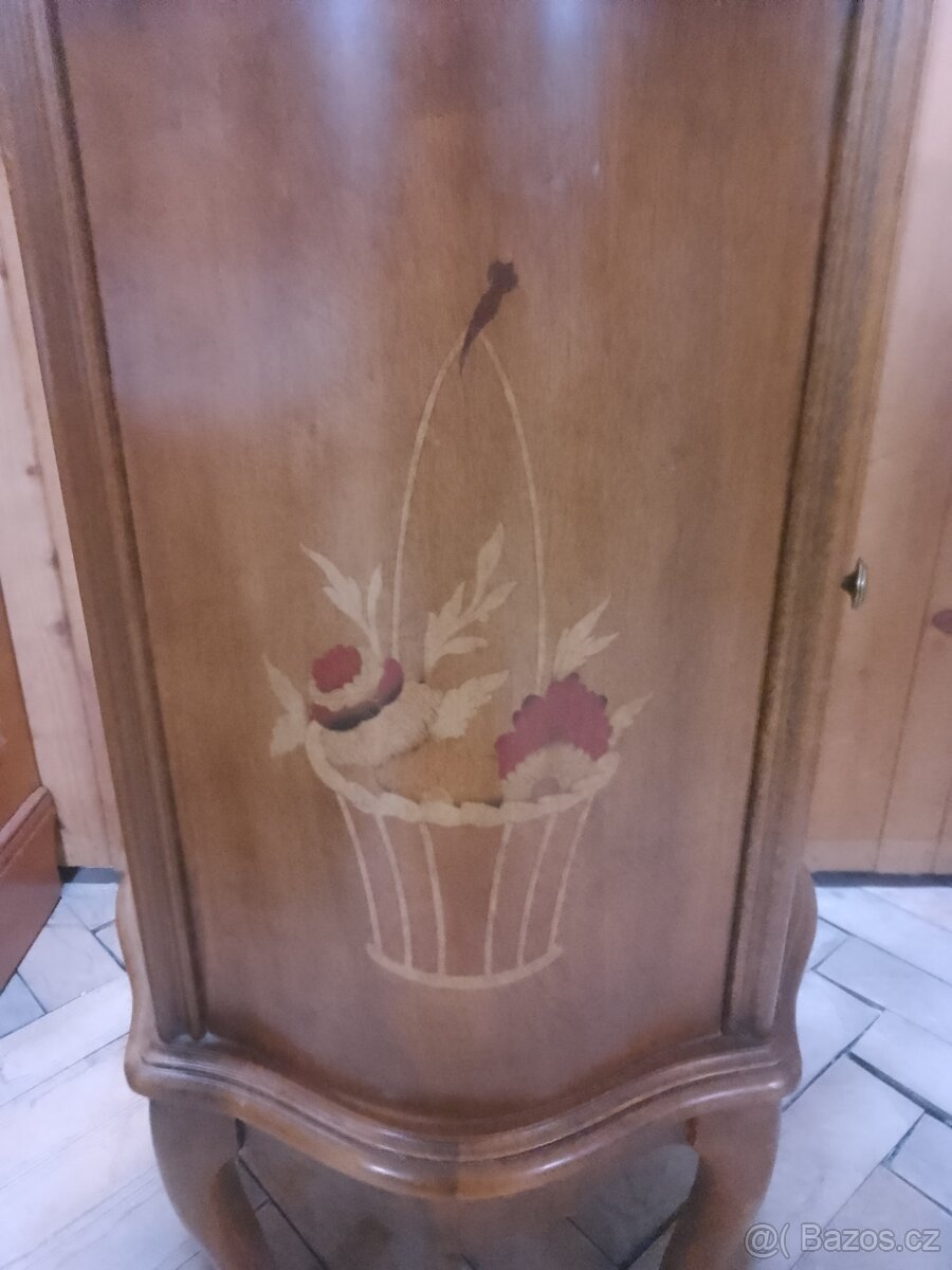 V Ý P R O D E J ... Skříňka s intarziemi. - 6