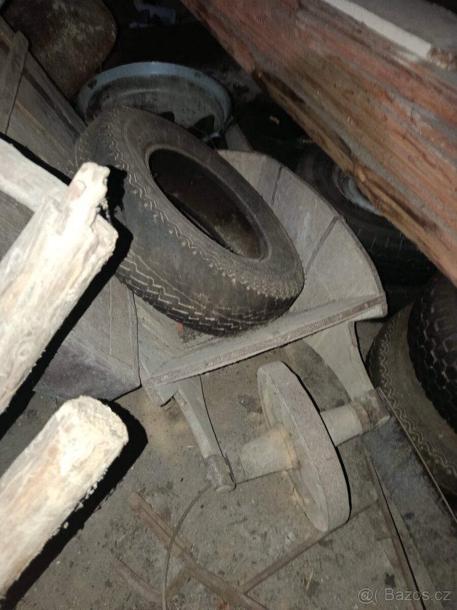 Staré rádio gramofon a zemědělské naradi - 6