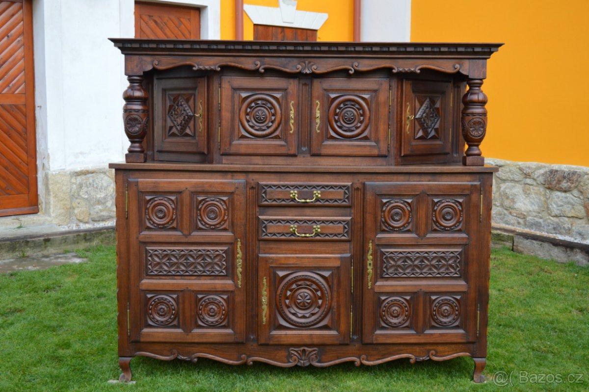 Jídelna z příborníku, šesti židlí a rozkládacího stolu. - 6