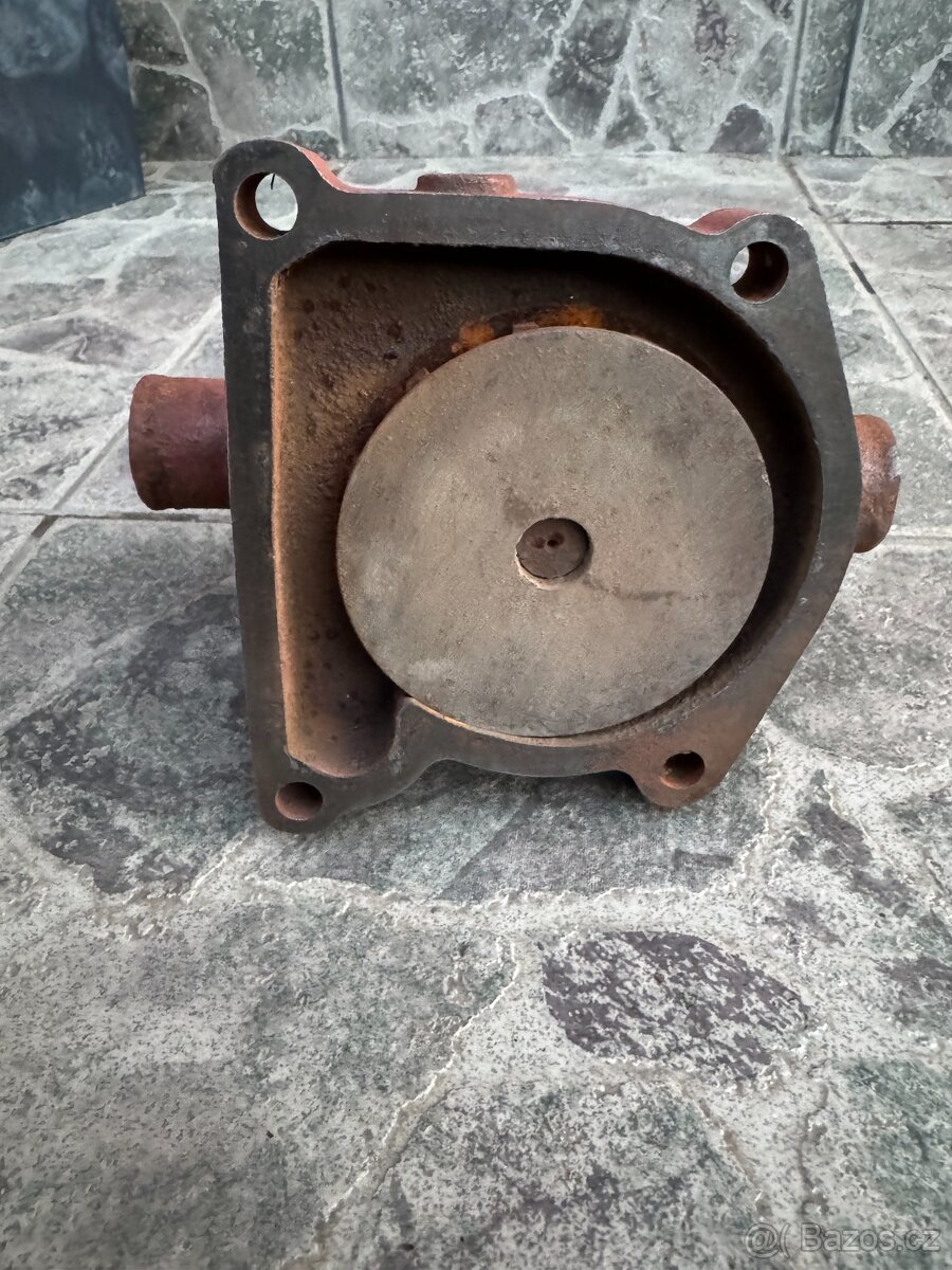 Vodní pumpa, čerpadlo asi na traktor - 6