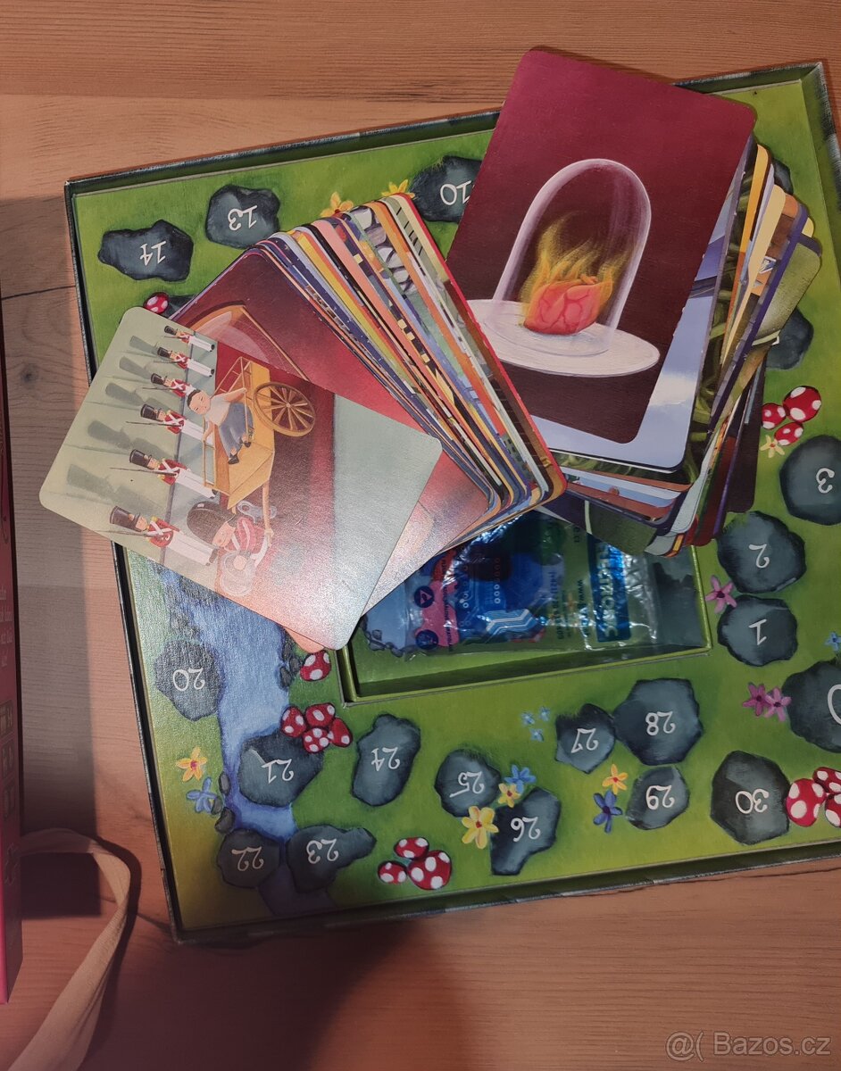 Dřevěný domeček, police,HRY, DVD, a přilby cyklo a lyžařská - 6