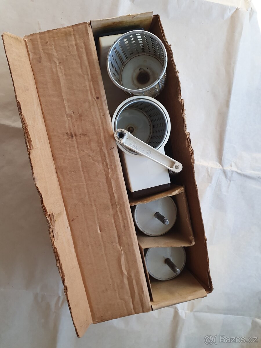 Ruční kráječ a univerzální strouhač - 6