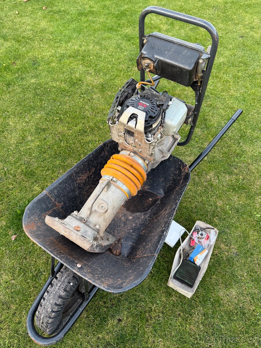 Vibrační pěch Bomag 65/4 po servise - 6