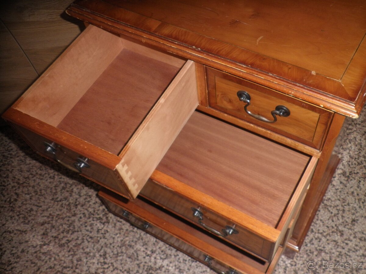 Menší skříňka nebo komoda v rustikálním stylu - 6