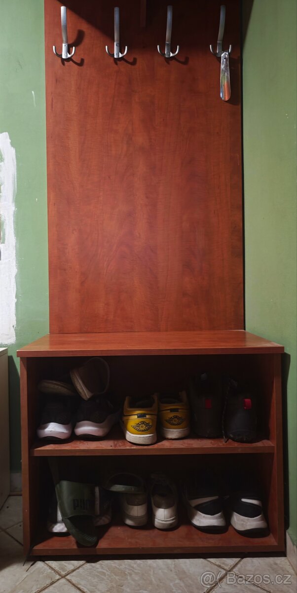 Šatní skříň a předsíňový věšák - 6