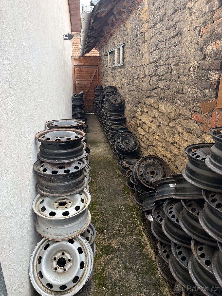 Plechové disky s použitýma pneu. - 6
