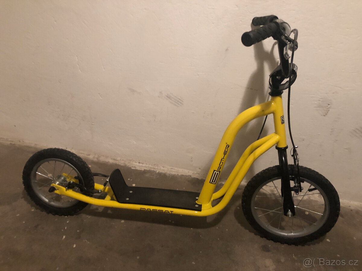 Prodám dětskou koloběžku Brother Passat 14/12" žlutá - 6