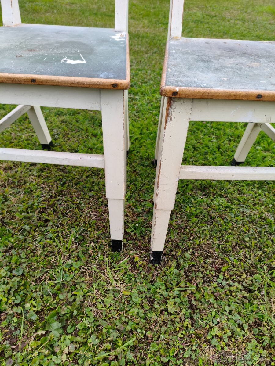 Starě bílé celodřevěné židle - 6