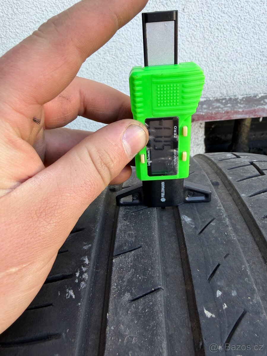 Prodám 235/40/19 letni - 6