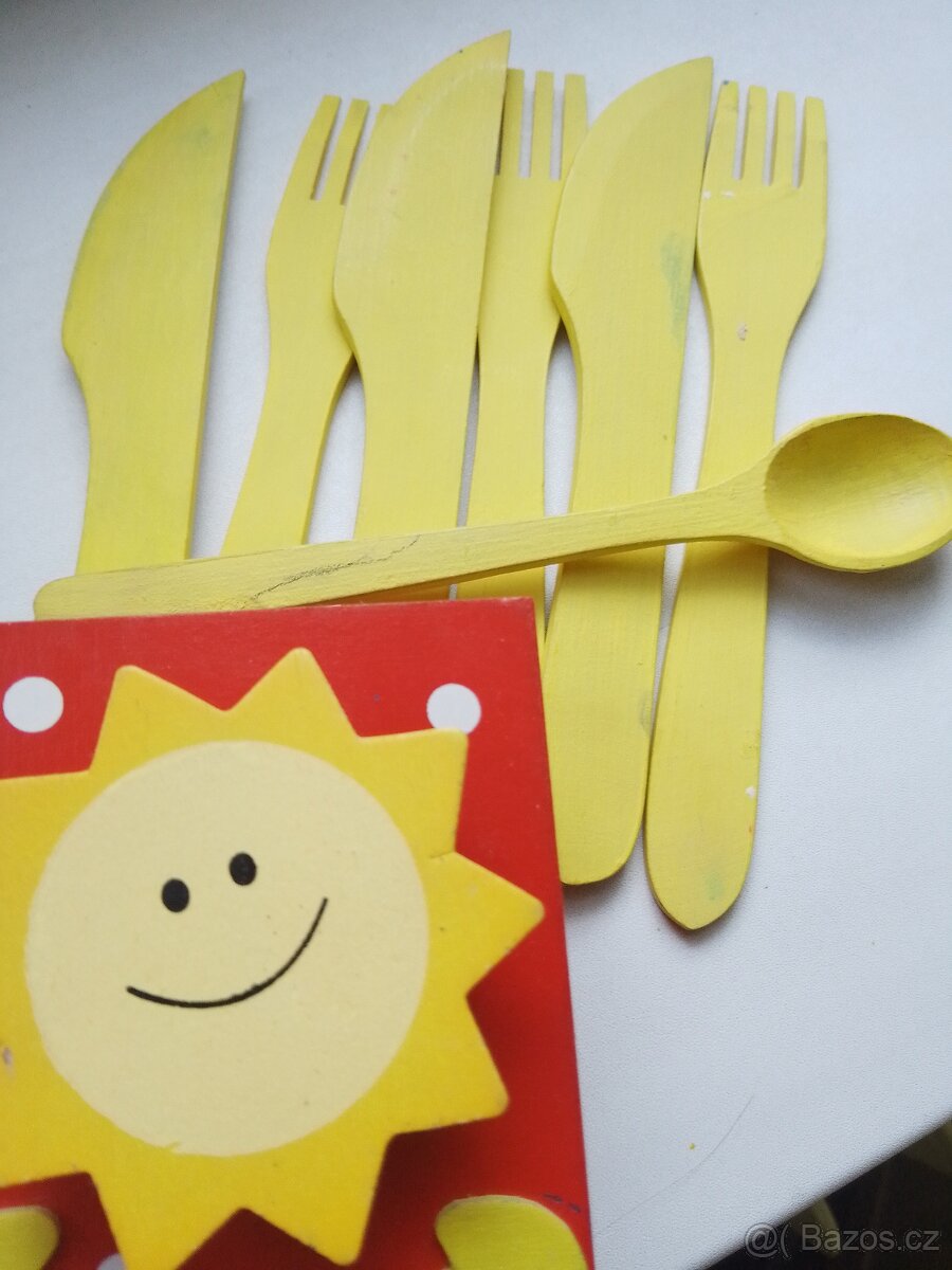 HRAČKA DŘEVĚNÁ KUCHYŇKA A DŘEV. NÁDOBÍ, ŽEHLIČKA, SOLNIČKY - 6