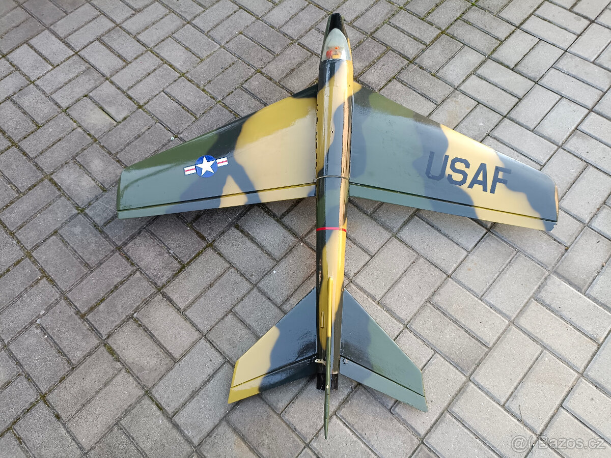 Starší rc letadlo vojenská stíhačka na spalovací motor - 6