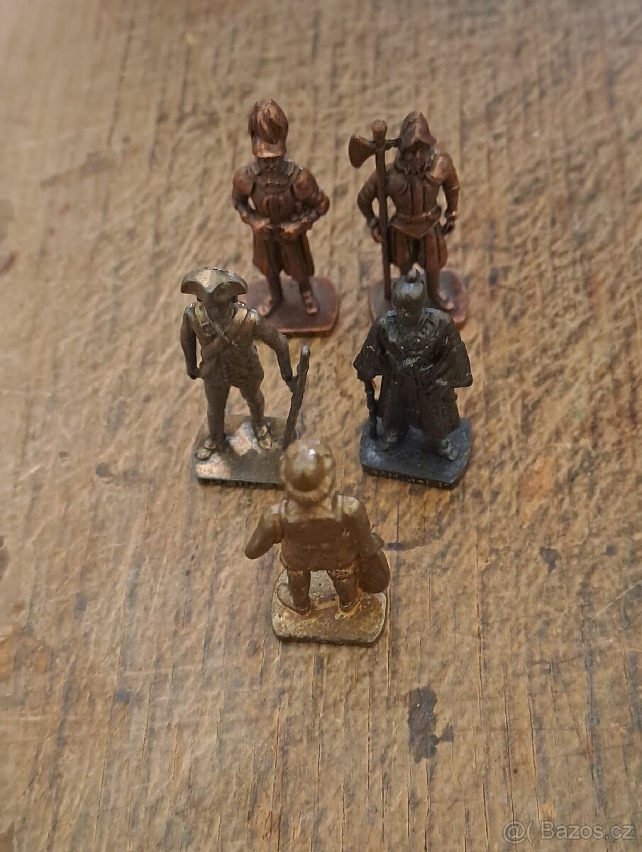 Cinovy figurky a plastové podstavce - 6