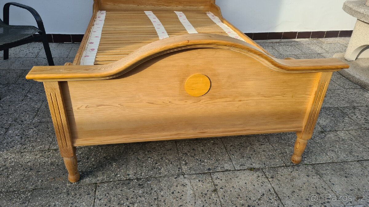 Masivní dřevěná postel s roštem. - 6