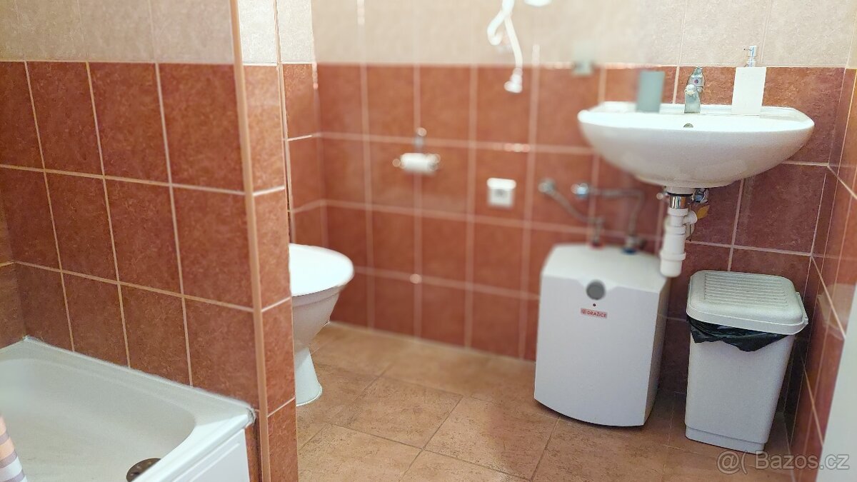 Dům s penziónem a obchodem na náměstí v Horní Plané - 6