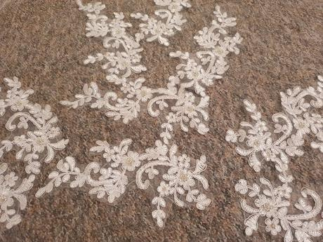 Svatební závoj s krajkou a korálky - 6