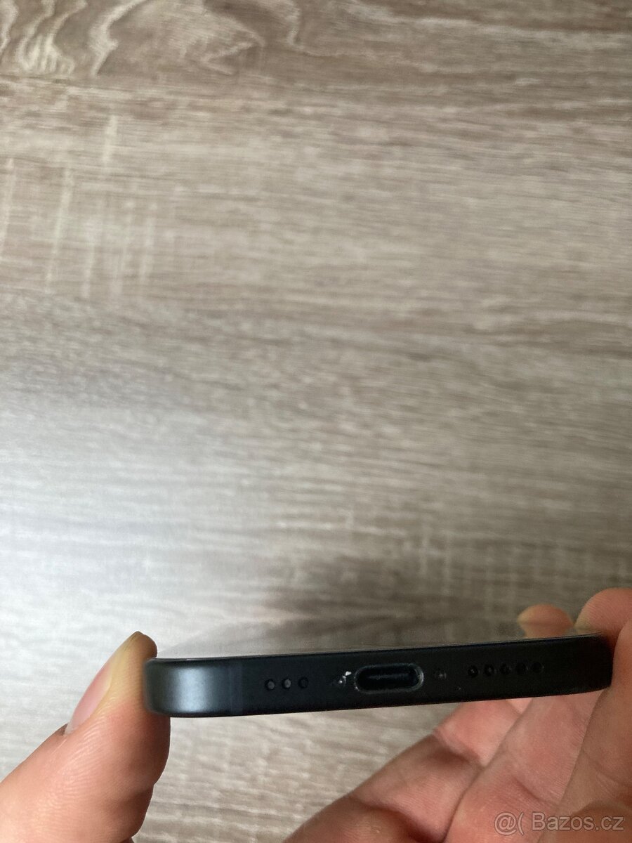 iPhone 15 černá- 128 GB - 6