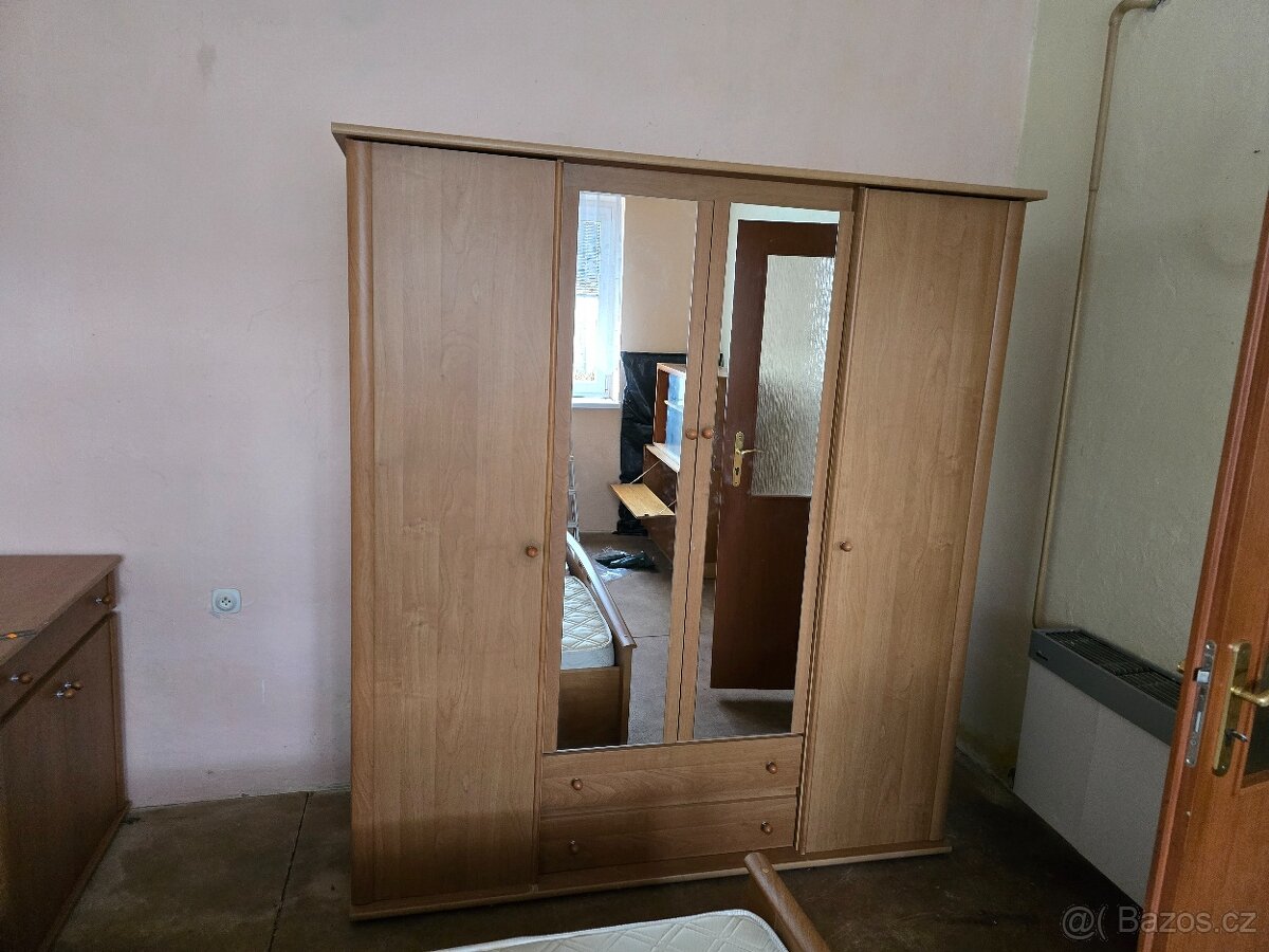 Komplet ložnice - postel, noční stolky, skříně - 6